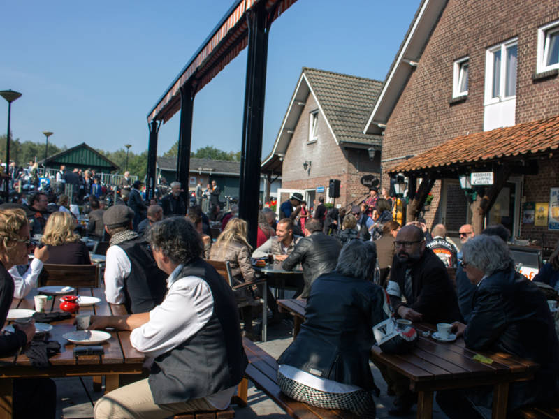 groepsaccommodatie Heerlen vol terras